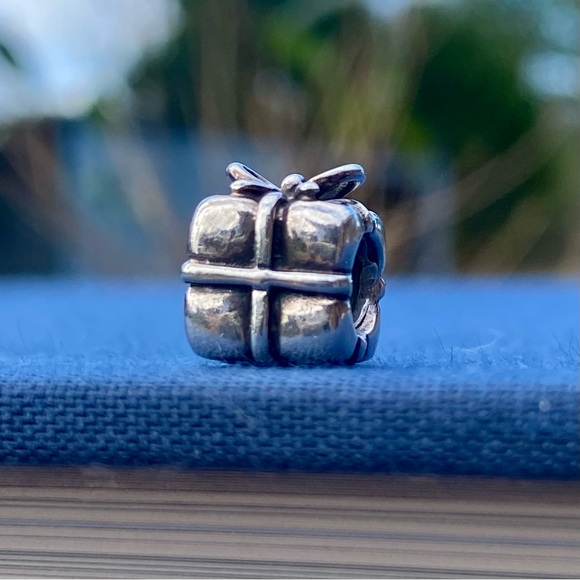 Pandora 925 Sterling Silver Gift Wrapped Present BOC Threaded Charm Bead - Picture 1 of 5